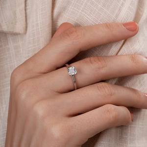 Bague solitaire élégante en diamant de laboratoire taille Asscher, VVS2, certifiée IGI, en or massif 14 carats, pour fiançailles ou promesse - Product Image 2