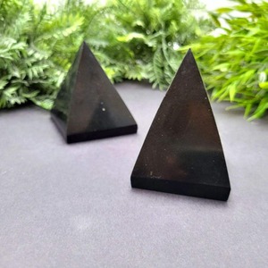 Pirámide de Shungita Negra Pulida de Alta Calidad, Piedra Natural Curativa, Piedra Energética, Pirámide de Cristal para Protección Contra EMF - Product Image 4