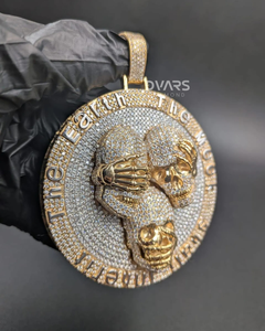 Colgante de tres calaveras sabias de Plata de ley 925 bañado en oro con Moissanita helada, medallón con la inscripción 'Oír, Hablar, No Ver Mal', Dvars Diamond Luxury - Product Image 3