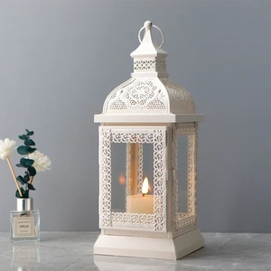 Lanterne marocaine inspirée des musées avec décorations métalliques mauresques pour porte-bougie décoratif et décoration intérieure intemporelle - Product Image 5