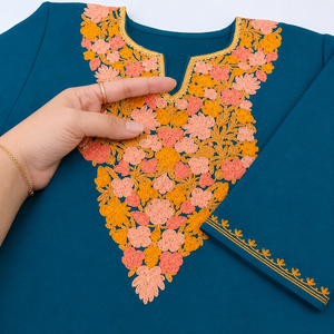 Kurti Kashmiri Azul Turquesa con Bordado Floral Aari en Color Durazno y Dorado, Brinda un Aspecto Atractivo para Mujeres, Compre Directamente del Fabricante - Product Image 4