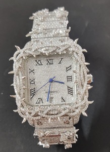 Reloj Mecánico de Lujo Vintage Plateado con Bisel Personalizado de Espinas, Moissanita VVS Totalmente Incrustada, Números Romanos Plateados y Brazalete de Acero - Product Image 2