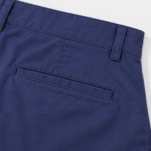 Shorts chino bleu marine pour homme, taille mi-haute, style décontracté avec boutons, poches latérales et arrière, 100% coton. - Product Image 4