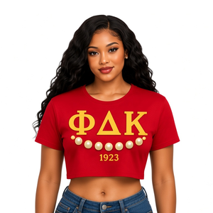 Camiseta Corta Roja PDK para Mujer, Logotipo Griego Bordado en Dorado, Detalle de Perlas 1923, Cuello Redondo, Manga Corta, Estilo Casual - Product Image 1