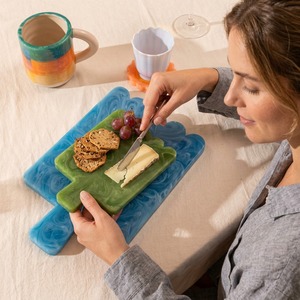 Planche à fromage en résine faite à la main avec motif tourbillon aquatique texturé, pour couper, hacher et servir, articles ménagers et ustensiles de cuisine. - Product Image 6
