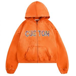 เสื้อฮู้ดซิปผู้ชายสีส้ม พิมพ์ลายตัวอักษรประดับเพชร สไตล์กรันจ์ ฮิปฮอป แบบดิสเทรส - Product Image 1
