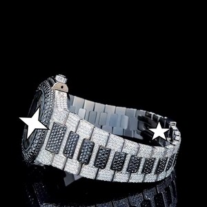 Montre élégante en acier inoxydable avec moissanite et quartz, détails en cristal brillant, construction robuste, performance précise pour le quotidien - Product Image 3