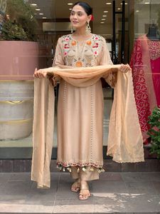 Magnifique ensemble Kurti en viscose et soie Chanderi avec broderie à motifs séquentiels, pantalon en soie et dupatta en soie Chanderi - Product Image 6