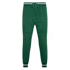 Survêtement de haute qualité au design moderne pour hommes, avec tissu doux et coupe parfaite pour les occasions décontractées et les activités sportives - Product Image 6