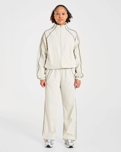 Ensemble de vêtements de sport pour femmes, 2 pièces, couleur unie, manches longues, coupe régulière, veste de survêtement à capuche, pantalon à rayures latérales, 100% nylon - Product Image 4
