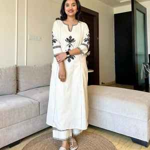 Conjunto de Traje de Algodón Flexible de Primera Calidad con Cordones Bordados para Mujer, con Tela Suave y Transpirable para Uso Diario y Festivo, en Venta - Product Image 2