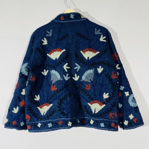 Veste TNT Navy Suzani • Manteau brodé à motifs floraux • Vêtement d'extérieur bohème fait main • Léger pour les festivals - Product Image 4