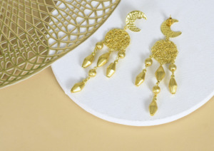 Pendientes de Perlas Hexagonales de Latón Chapado en Oro de Lujo – Joyería Geométrica Hecha a Mano para Mujer - Product Image 3