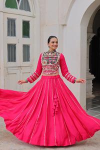 Top Romano Bordado con Diseño Kutchi Gamthi y Lehenga con Encaje Gotal Patti, Listo para Usar, Colección Especial Navratri - Product Image 5
