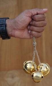 Cloches indiennes en laiton de décoration de Noël en gros petites grappes faites à la main Ensemble de 3 cloches en laiton antiques de petite taille - Product Image 3