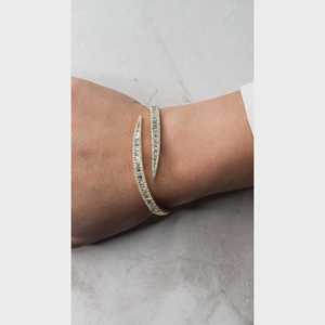 กำไลข้อมือประดับเพชรเลี้ยงในห้องปฏิบัติการ 4.56 กะรัต ทรงกลมเจียระไนแบบบริลเลียนท์ สี DEF เงินแท้ น้ำหนัก 18 กรัม สำหรับผู้หญิง แบรนด์ Vala Brothers ขายส่งจำนวนมาก - Product Image 5