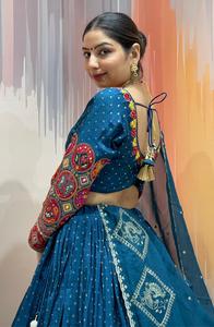 Conjunto de Ropa Étnica de Boda para Mujer, Chaniya Choli de Seda Bombay Premium con Bordado a Mano con Espejos Reales y Dupatta de Chinnon - Product Image 5