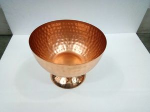 Bol en cuivre martelé de luxe pour la présentation de fruits, centre de table décoratif, décoration intérieure pour mariage et événements - Product Image 1