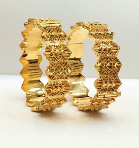 Venta al por mayor de brazaletes SARA para mujer, chapados en oro de 24K, de latón, clásicos, elegantes, de alta calidad, para compromiso, boda y joyería. - Product Image 1
