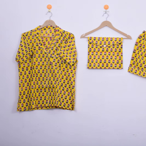ชุดเสื้อและกางเกงขาสั้นพิมพ์ลายดอกไม้สีเหลืองพร้อมกระเป๋าเข้าชุด - Product Image 1