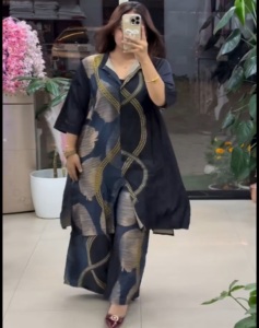 ชุดเดรสสไตล์ตะวันตกทรงหลวมยาวคลุมเข่า ผ้ามัสลินเนื้อนุ่มพรีเมียม คอวี ลายดอกไม้ พิมพ์ลายแฟชั่นน่ารัก สไตล์ลำลอง ซักได้ รุ่นใหม่ประจำฤดูร้อนปี 2026 จาก AARYA - Product Image 1