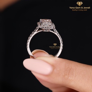 Anillo de Oro Blanco de 14K con Diamante Cultivado en Laboratorio con Corte Radiante, Personalizado para Mujer, 2.00 Quilates, Certificado IGI, Color E, Claridad VVS2 - Product Image 4