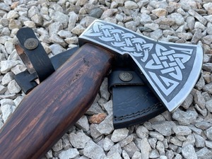 Hacha Vikinga Forjada a Mano de BA Enterprises, la Más Vendida |   Tomahawk de Acero al Carbono Hecho a Mano de 4 3/4 Pulgadas con Hoja Grabada y Mango de Madera Envuelto en Cuero - Product Image 5