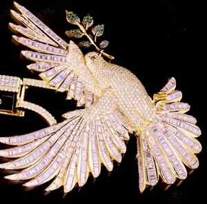 Pendentif Colombe de Luxe Sertie de Diamants Moissanite Or et Branche d'Olivier, Bijou Hip Hop Tendance - Product Image 4