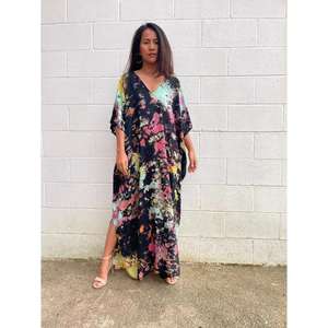 เดรสยาวคอวีพิมพ์ลายสำหรับผู้หญิง ผ้าเป็นมิตรต่อสิ่งแวดล้อม ซักได้ ทรงหลวม เอวธรรมชาติ เหมาะสำหรับใส่ไปเที่ยวทะเลช่วงฤดูร้อน มีรอยผ่าด้านข้าง - Product Image 1