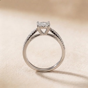 Anillo de Compromiso de Oro Blanco de 9K con Diamante Cultivado en Laboratorio de Corte Redondo de 1.30CT, Halo y Tallo Dividido con Pavé, Joyería Fina Personalizada para Mujer - Product Image 5