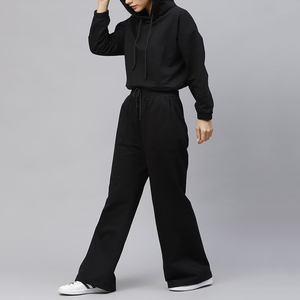 ชุดวอร์มลำลองสองชิ้นสำหรับผู้หญิง เสื้อฮู้ดและกางเกงขายาว สีดำล้วน ทรงปกติ ผ้าโพลีเอสเตอร์กันน้ำ - Product Image 6