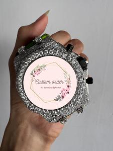 นาฬิกาข้อมือผู้ชายคุณภาพพรีเมียมทำมือ ประดับเพชรโมอิสซาไนต์ครึ่งหน้าปัด พร้อมหน้าปัดโครโนกราฟ ขนาด 44 มม. หน้าปัดอนาล็อก สายยางแบบ Iced - Product Image 3