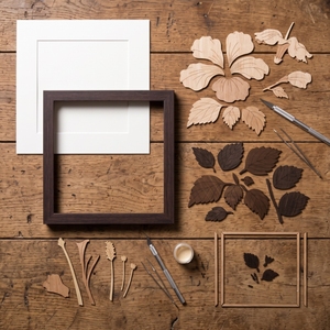 Arte Mural Decorativo Moderno Multifuncional con Marco de Madera, Panel con Incrustaciones Florales Cortadas con Láser en Madera Natural Premium - Product Image 4