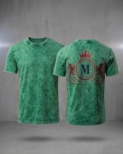 เสื้อยืดคอกลมแขนสั้นสีเขียวสำหรับผู้ชาย พิมพ์ลายมงกุฎและสิงโตที่ด้านหลัง ทรงปกติ สไตล์ลำลอง ผ้าฝ้ายถัก 100% - Product Image 1