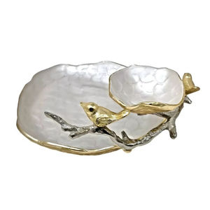 Bol de service alimentaire de haute qualité, forme ronde, aspect attrayant, texture martelée, or, avec motif perroquet ara et fleurs. - Product Image 4