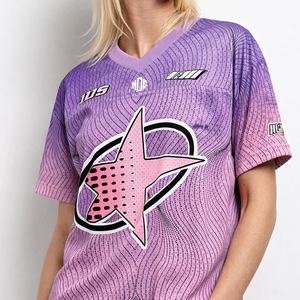 Venta al por mayor de camisetas de fútbol americano personalizadas para mujer con cuello en V, diseño gráfico de estrellas rosas, transpirables, de poliéster, ajuste holgado, suministro OEM a granel - Product Image 5