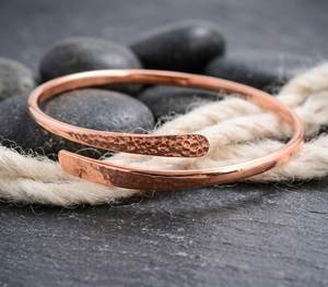 Bracelet en cuivre, design martelé rustique, bijoux 100% faits à la main - Product Image 4