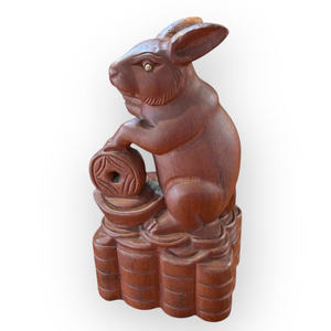 Une statue de rat exquisément sculptée, en bois de Huong, est présentée. - Product Image 6