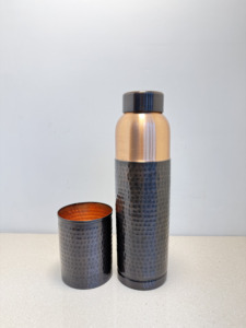 ชุดขวดน้ำทองแดงแท้เคลือบด้านสีดำพรีเมียม พร้อมแก้วน้ำ 1000 มล. ขวดน้ำแบบอ้ายรูวาดิกสองพื้นผิว ของขวัญสุดหรู - Product Image 5