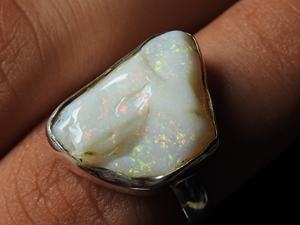 แหวนโอปอลออสเตรเลียธรรมชาติขัดเงาแบบหยาบ ประดับเงิน ดีไซน์คลาสสิก เหมาะสำหรับงานปาร์ตี้ งานแต่งงาน ของขวัญสำหรับเธอ สินค้ามาใหม่ - Product Image 3