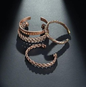 Bracelet de poignet artistique en cuivre massif, réglable, fait main, accessoire de bijouterie unisexe, produit de qualité export. - Product Image 2