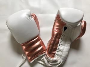 Guantes de Boxeo de Cuero Vacuno al por Mayor con Logotipo Personalizado para Propietarios de Gimnasios, Centros de Fitness, Entrenamiento y Sparring - Product Image 1