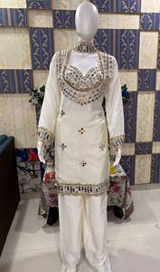 Ensemble Kurti et pantalon brodé élégant avec dupatta – Tenue de soirée ethnique de créateur avec travail miroir pour femme - Product Image 4