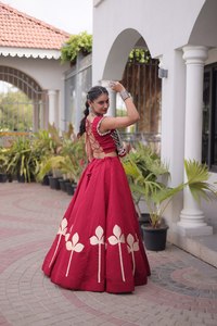 Lehenga Choli de Seda Romana de Diseño con Atractivo Patrón Pan Patti Gota, 6 Metros de Falda y Trabajo de Encaje con Espejos - Product Image 3