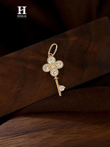 Pendentif élégant en forme de clé serti de diamants, collier en or 14 carats, bijoux fins minimalistes - Product Image 6