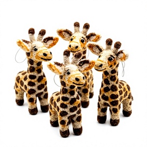 Ornement de Noël en feutre de laine tricoté à la main en forme de girafe, petite décoration murale pour intérieur, traditionnelle et écologique - Product Image 1