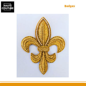 Meilleurs badges à coudre découpés en forme de fleur de lys dorée, taille 7,5 cm x 6 cm, fabriqués à la main, provenant d'un fournisseur indien de premier plan - Product Image 2