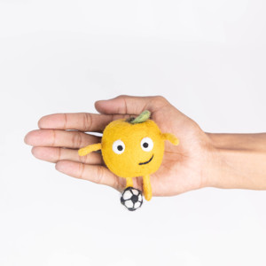 Juguete Waldorf Hecho a Mano de Fieltro y Hilo con Forma de Fruta Naranja y Balón de Fútbol para Niños, Juego en Interiores - Product Image 2