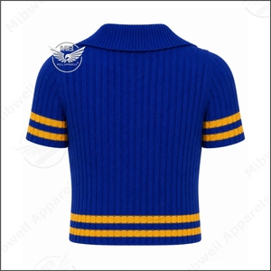 เสื้อถักคอวี แขนสั้น สีแดง หมายเลข 13 ปักลาย  แบบเรียบง่าย สไตล์ Preppy  สำหรับผู้หญิง รุ่น Custom Sg Rho 22  ความยาวปกติ  ผ้าถักแบบริบ - Product Image 2