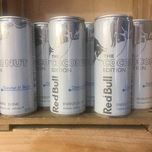 Boisson énergisante Red Bull édition noix de coco avec saveur de noix de coco rafraîchissante, boisson de qualité supérieure pour un regain d'énergie instantané - Product Image 1
